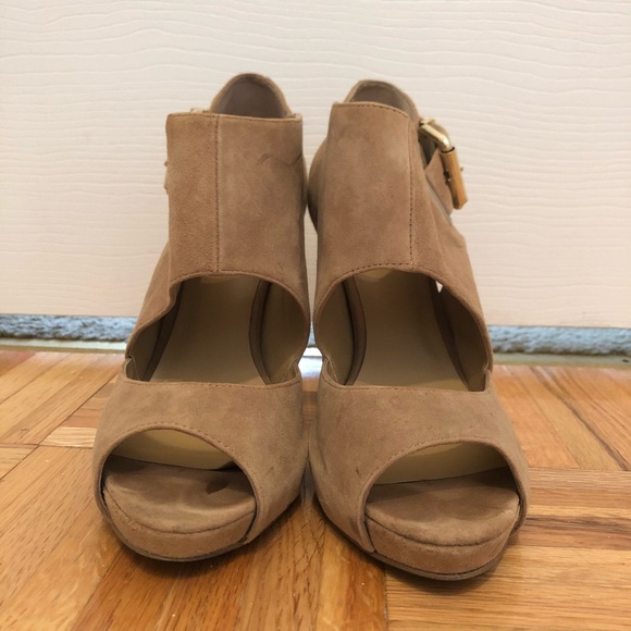 Nine West Suede Peep toe heels w/gold buckle - Picture 2 of 7